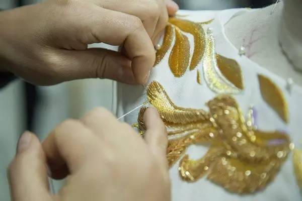 她是范冰冰关晓彤春晚设计师，美仙中国风！艳压LV、Dior等