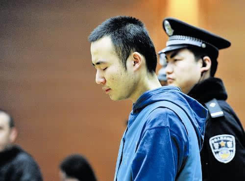 冲动是魔鬼：只因1元差价就将人砍死的小伙子一定万分后悔