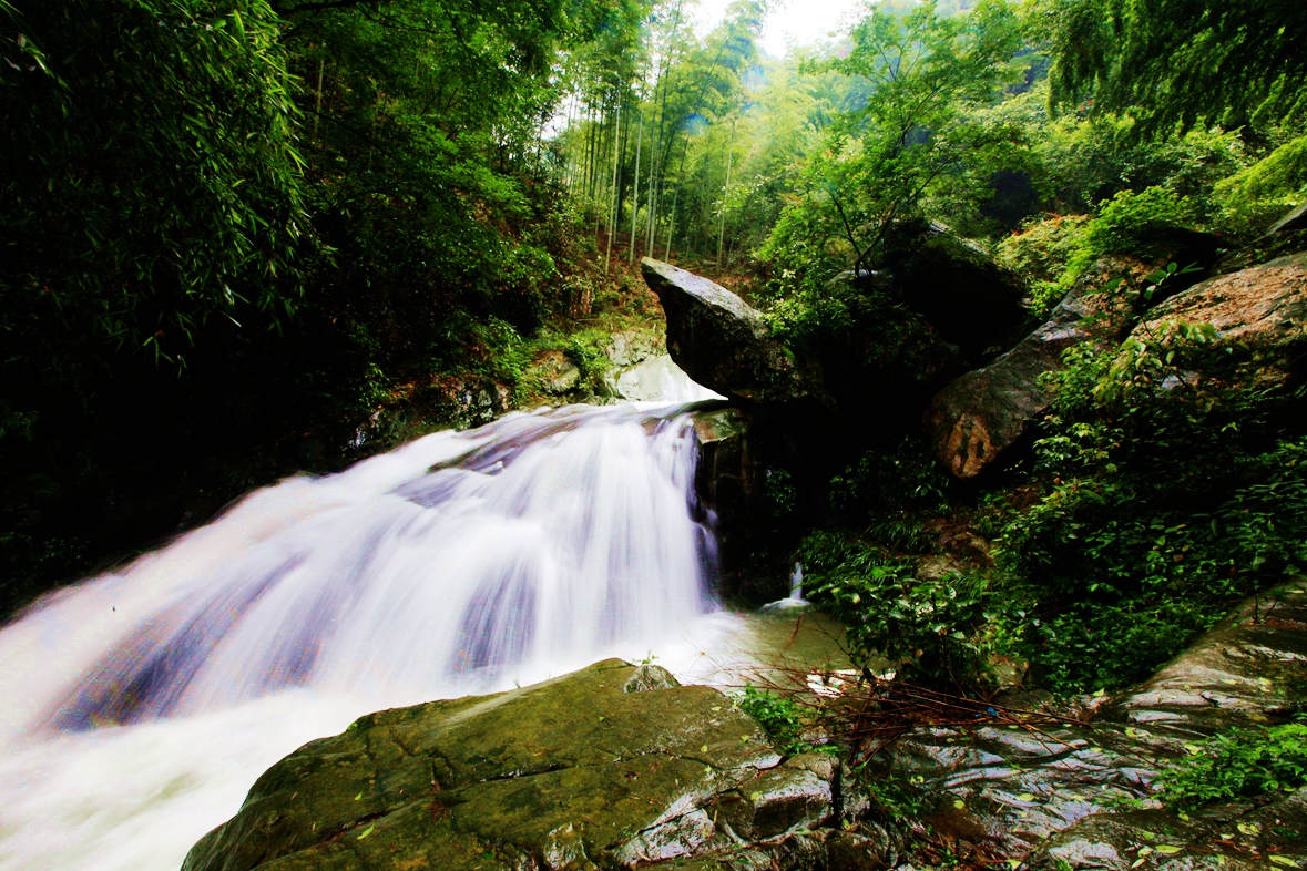 核电桃花江核电项目厂址位于桃江县中部偏北沾溪镇和三堂街镇交界处的