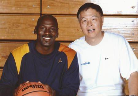 张卫平为什么不见nba(曾被称为中国“篮下魔术师”，效力国家队8年，如今成篮球解说员)