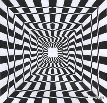 其实是一样的,只是周围黄蓝颜色的对比,产生了错觉.