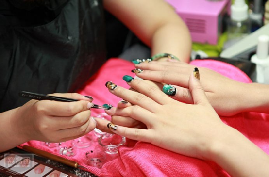 女幼师滑雪断指赖美甲？不当美甲存在这些隐患