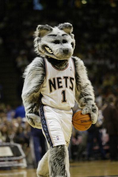 篮网队吉祥物:狡猾银狐(sly)这个名为小妖精的吉祥物是凯尔特人历史上