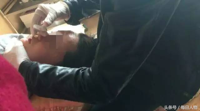 “微整形”学徒拿鸡腿练习手术，老师称：没有本质区别