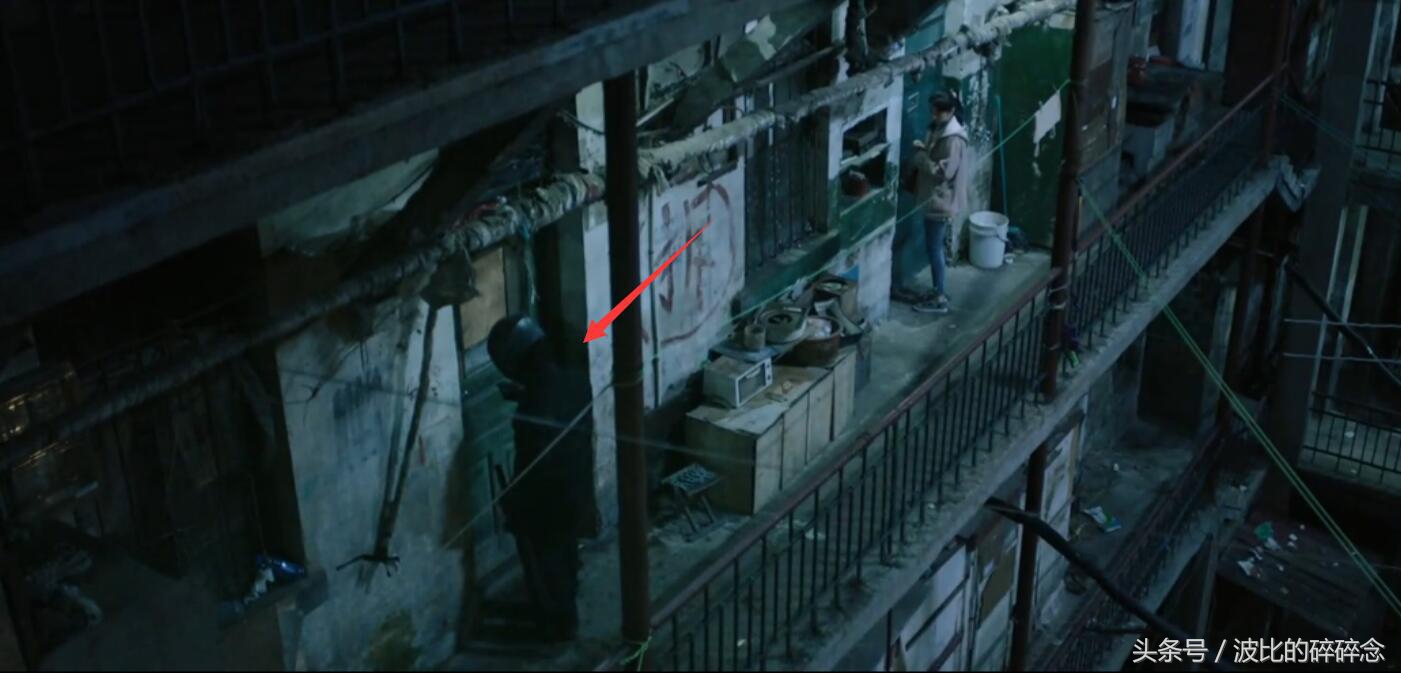 图解电影|《捉迷藏》,头盔,雨伞,烂尾楼,谁是凶手?