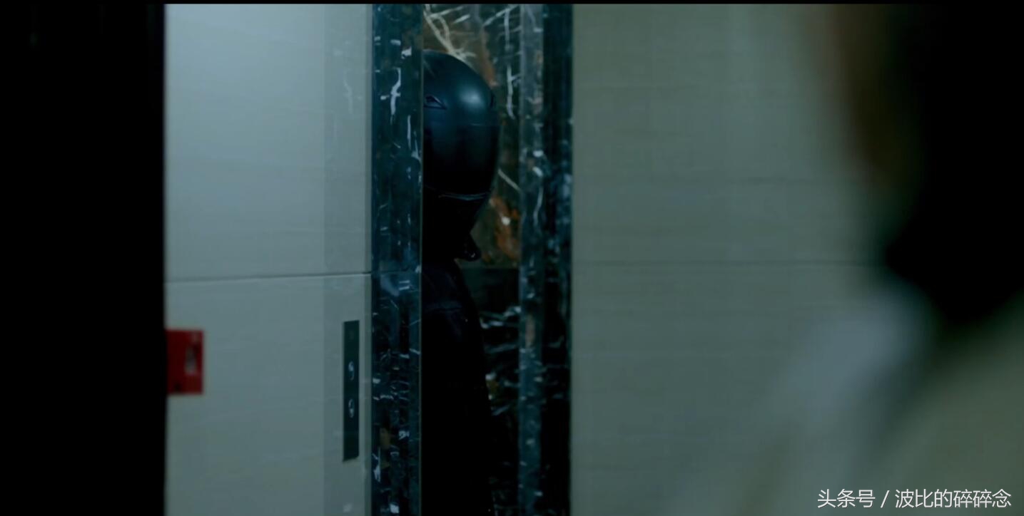 图解电影|《捉迷藏》,头盔,雨伞,烂尾楼,谁是凶手?