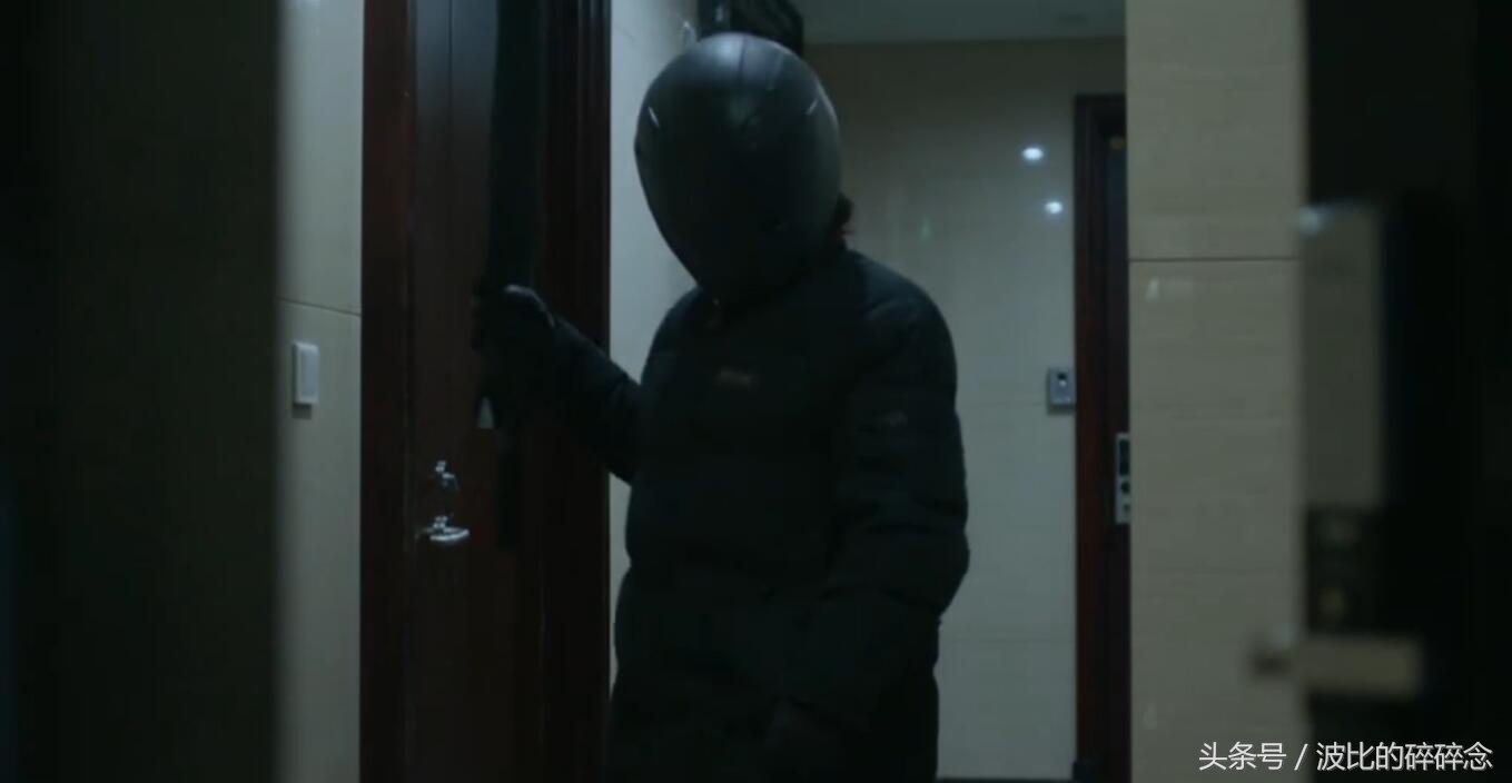 图解电影|《捉迷藏》,头盔,雨伞,烂尾楼,谁是凶手?