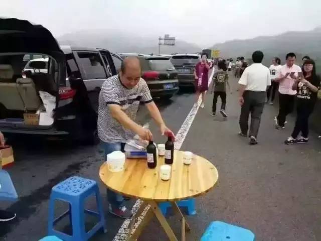 今天，武汉全城告急！火车站、地铁、马路都被堵爆了……