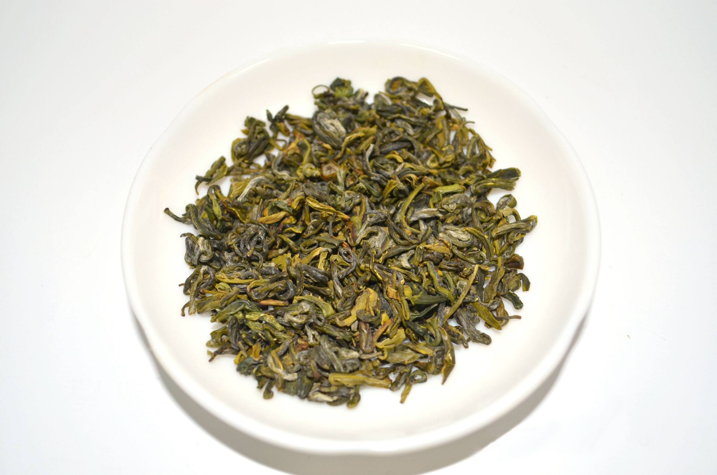 金山时雨早在清代末年,"时雨"就由上海"汪裕泰茶庄"独家经销.