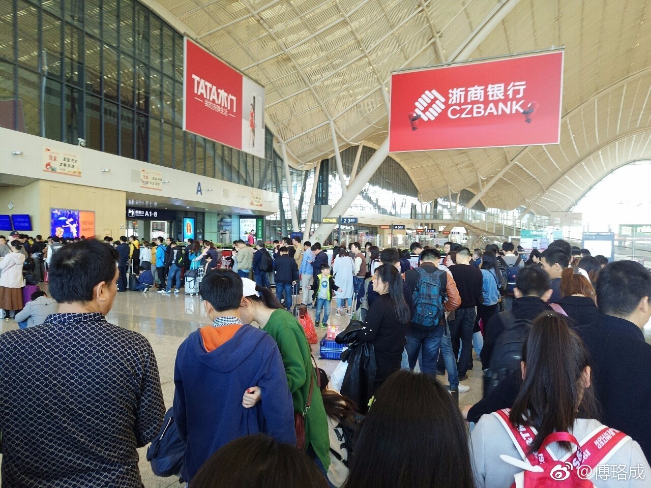今天，武汉全城告急！火车站、地铁、马路都被堵爆了……