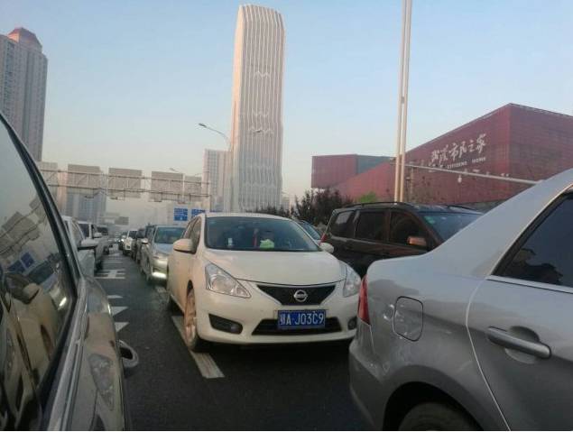 今天，武汉全城告急！火车站、地铁、马路都被堵爆了……