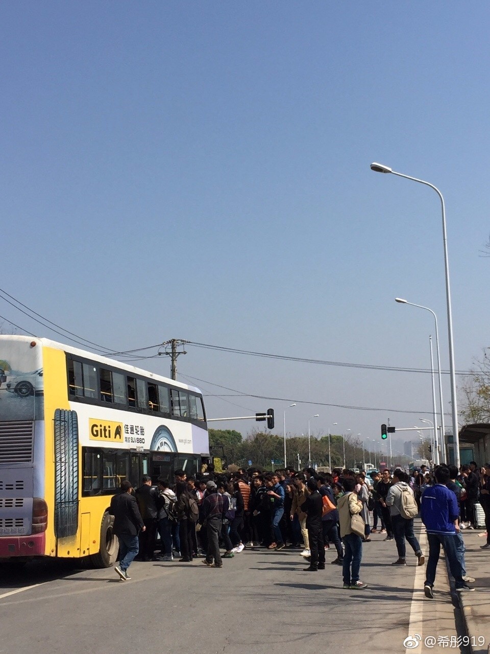 今天,武汉全城告急!火车站、地铁、马路都被堵爆了……