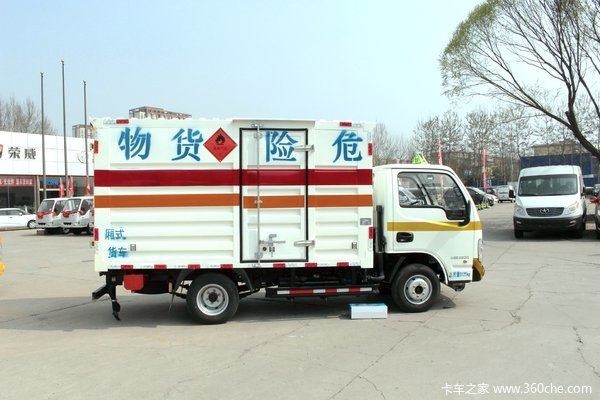 扛着“炸弹”满街跑 实拍跃进小福星危险品运输车