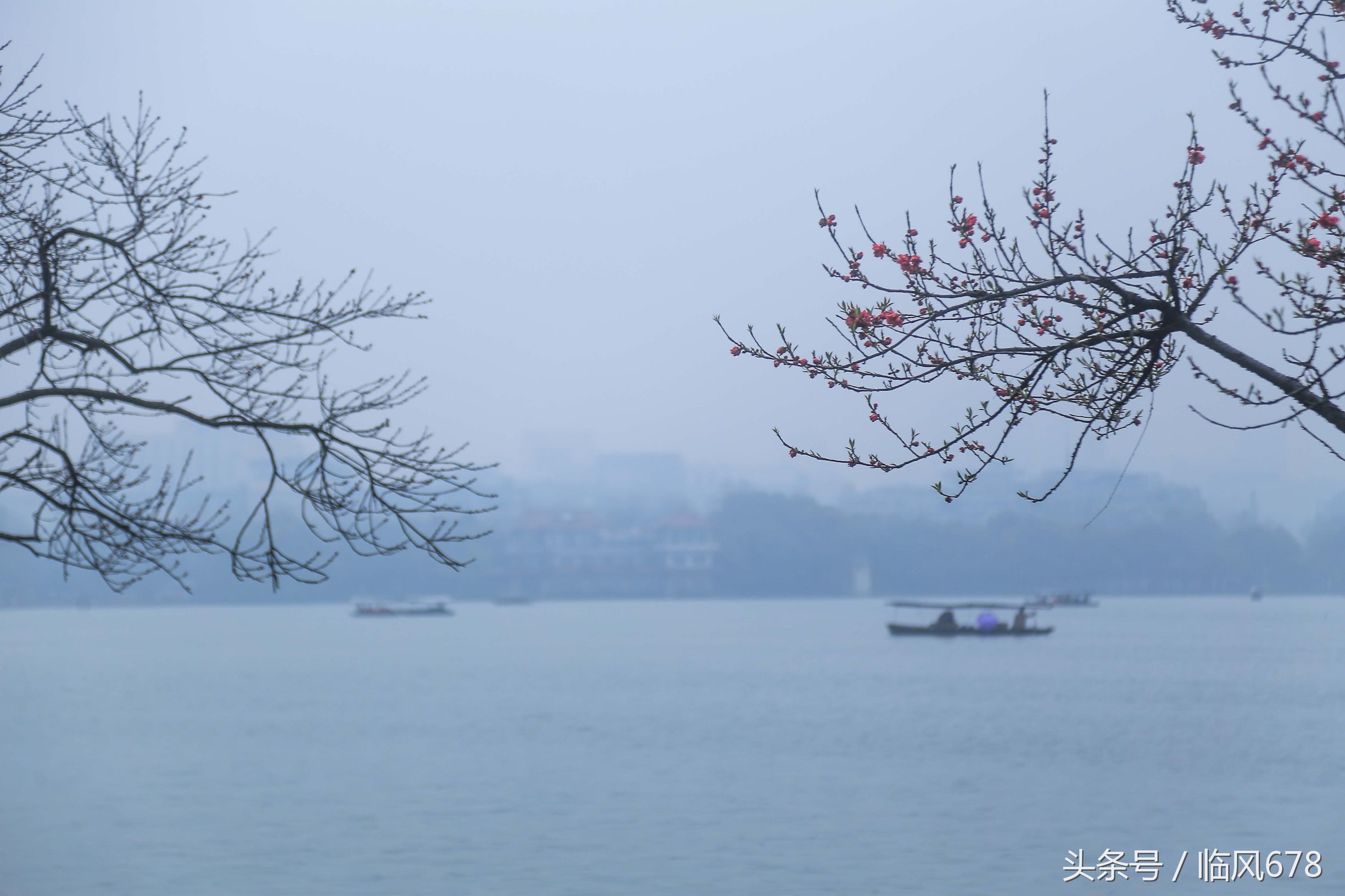 西湖美景三月天，烟雨楼台醉人心