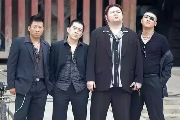 中饰演溪哥,自己本是黑帮份子,却因为女儿的到来而改变,黑道大哥秒变