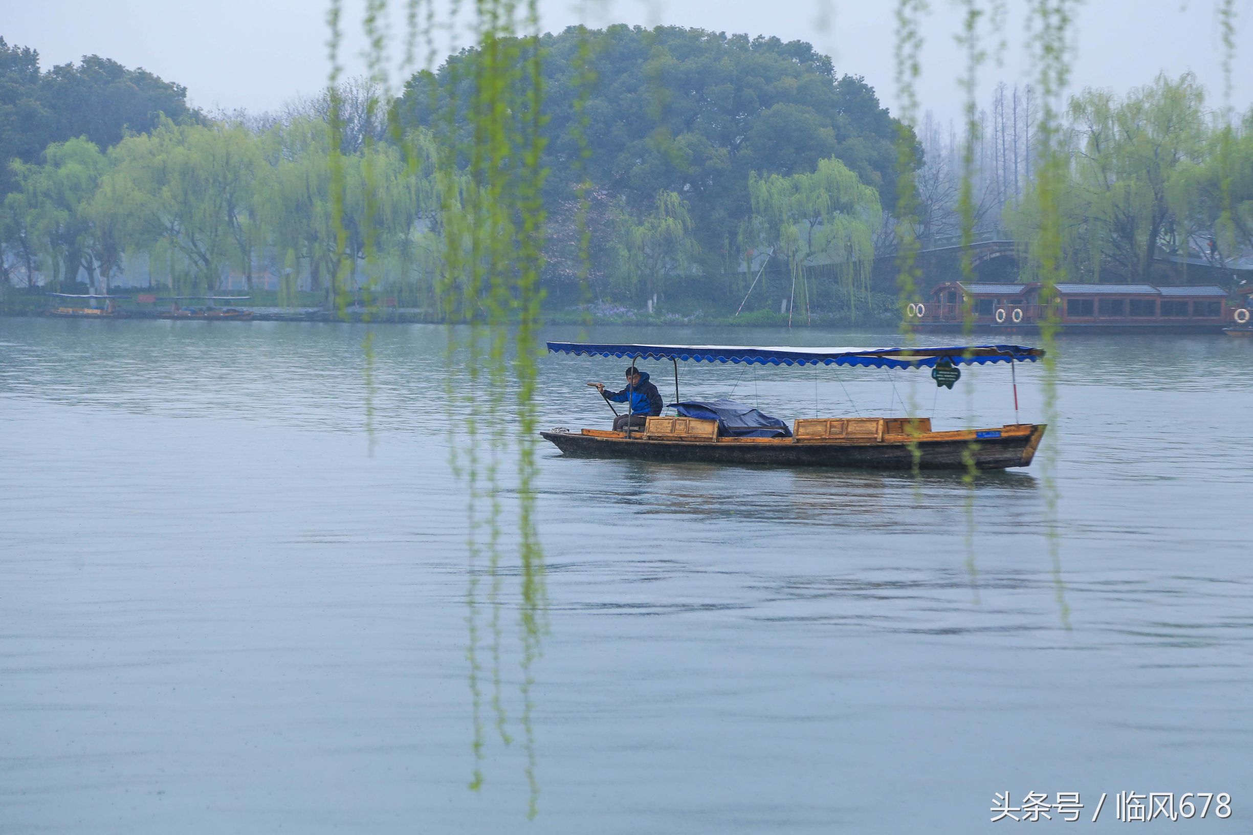 西湖美景三月天，烟雨楼台醉人心