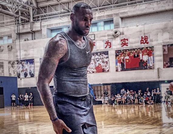 为什么nba球员要去工地(詹姆斯到底有多壮？就算他去工地搬砖，年薪也是联盟第一！)