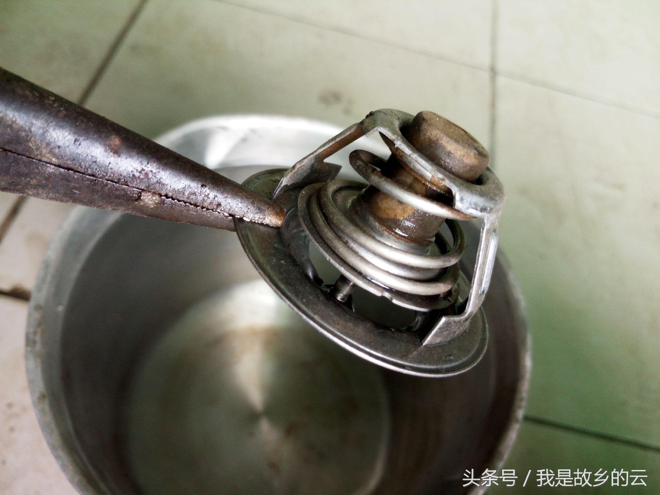 实拍节温器开闭，它坏了可以让发动机体验冰火两重天