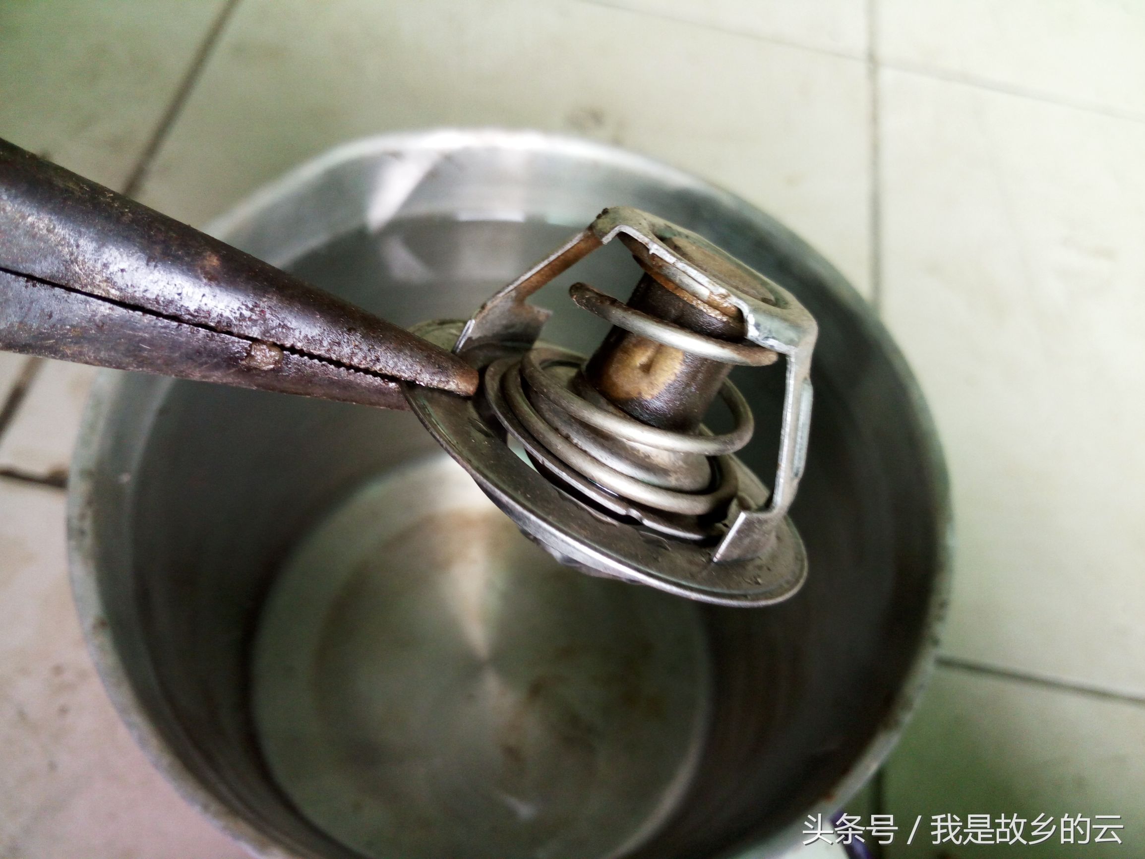 实拍节温器开闭，它坏了可以让发动机体验冰火两重天