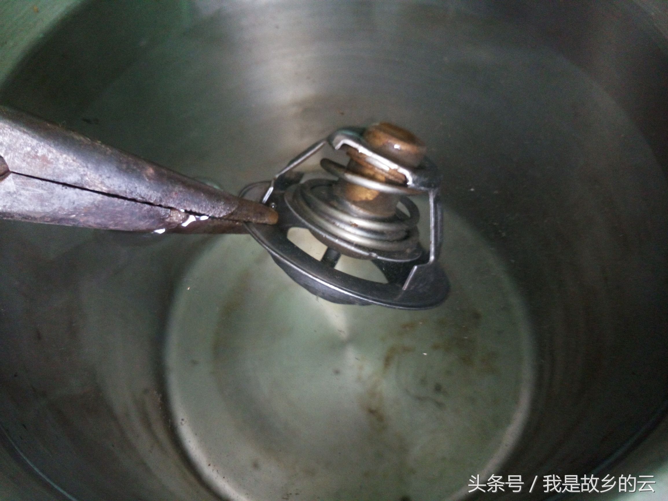实拍节温器开闭，它坏了可以让发动机体验冰火两重天