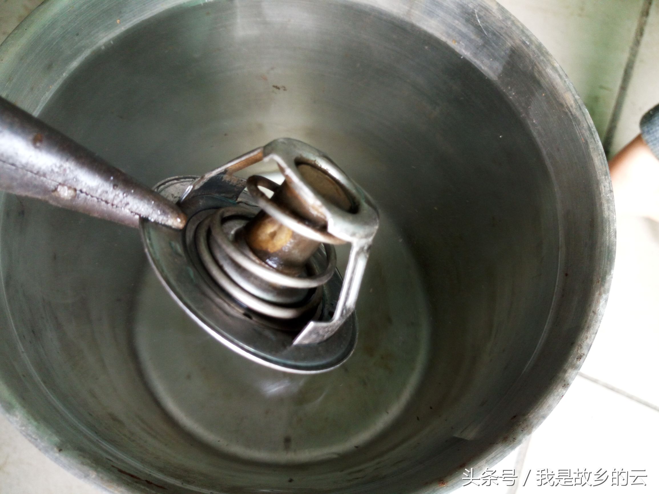 实拍节温器开闭，它坏了可以让发动机体验冰火两重天
