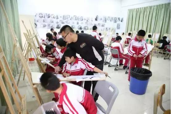 广外附设肇庆外校这所广外外校姊妹校，要忽略“肇庆”二字来看