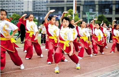 哆啦a梦、白雪公主、蓝精灵纷纷现身杭州小学运动会