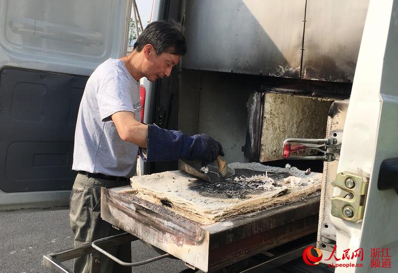 本网记者体验360行之「224」宠物“送别”师