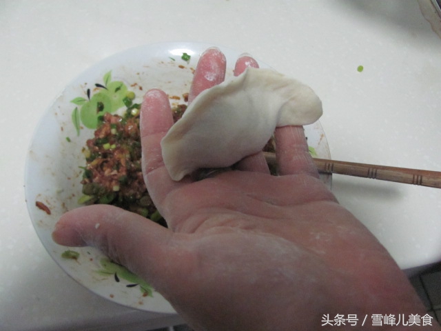 自己做雪花底鍋貼，簡單零失敗，一招教會你全家都愛吃