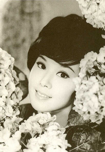 张慧娴1987 安徽拍摄的黄梅戏电视剧《狐女婴宁》中,由吴亚玲扮演婴宁