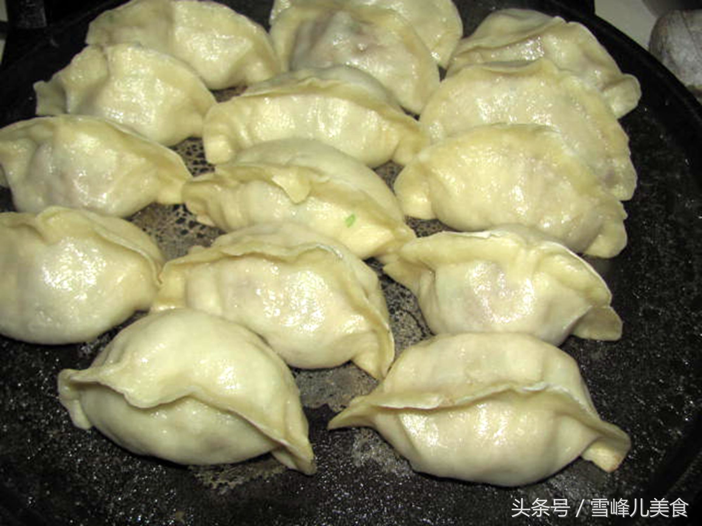自己做雪花底鍋貼，簡單零失敗，一招教會你全家都愛吃