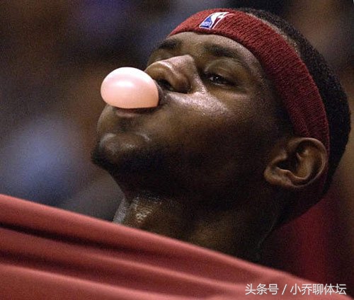 nba为什么扔镁粉(詹姆斯为什么不撒镁粉了？是为了总冠军还是想保持低调？)