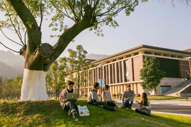 这所中美合作办学的大学今年的毕业生 近半留学深造