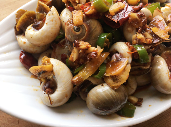 用火锅底料辣炒猫眼香螺,味道不一般