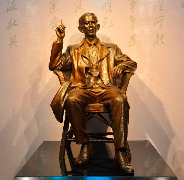 虽然,温北英那晚酒后成梦,但这个胸怀大志的乡村知识分子有一个爱好