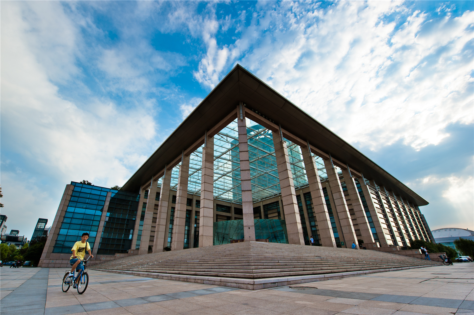 高校23:30熄灯制度卷土重来！黑暗中的大学生会乖乖睡觉吗？