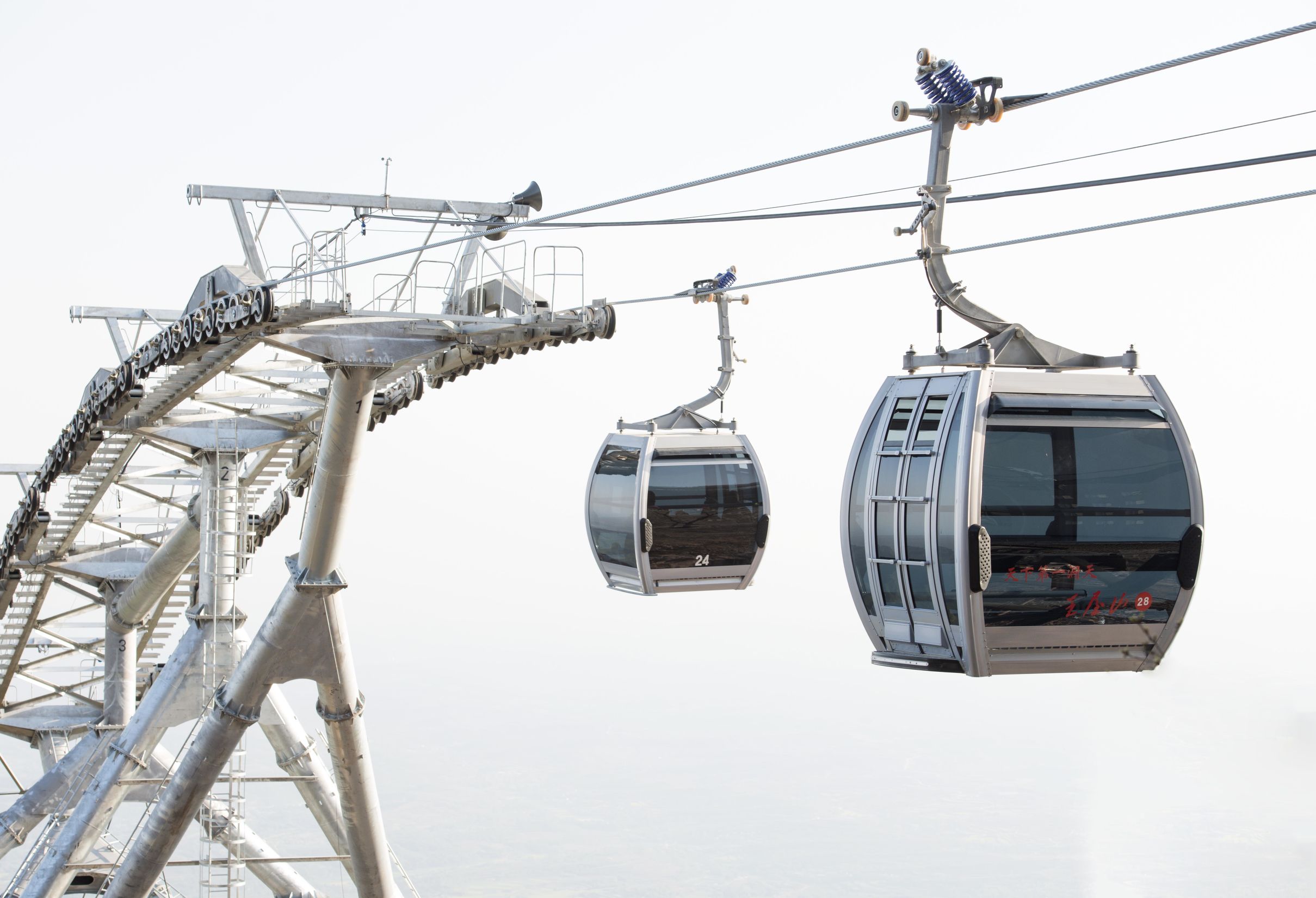 乘坐索道,尽览王屋风光.