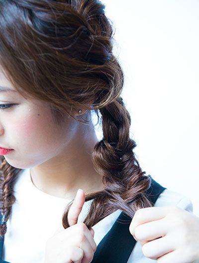 蝎子辫的编法图解(2款简单可爱的蝎子辫发型图解)