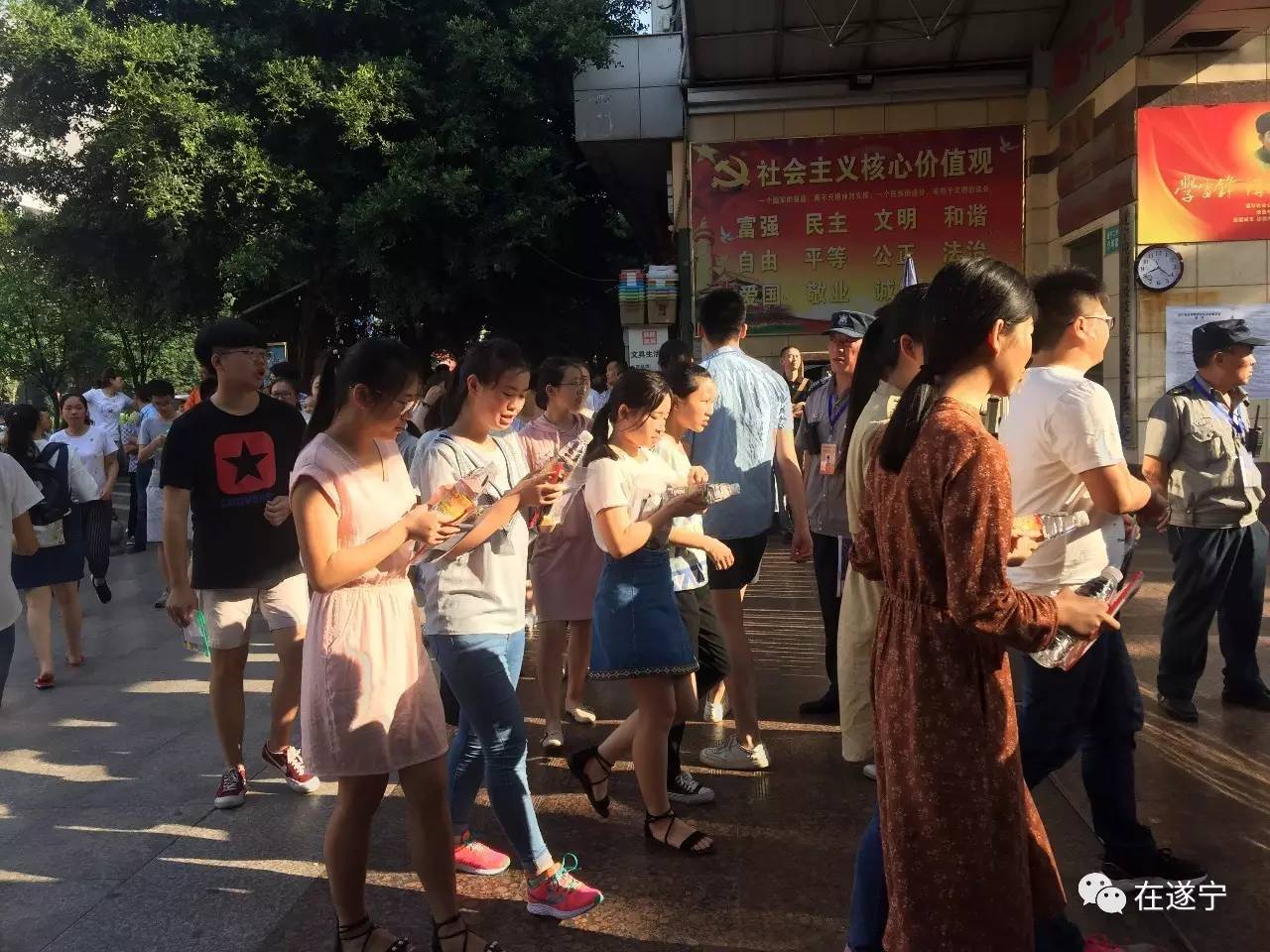 高考首日！2017遂宁高考现场有这些暖心故事！考生们，加油！