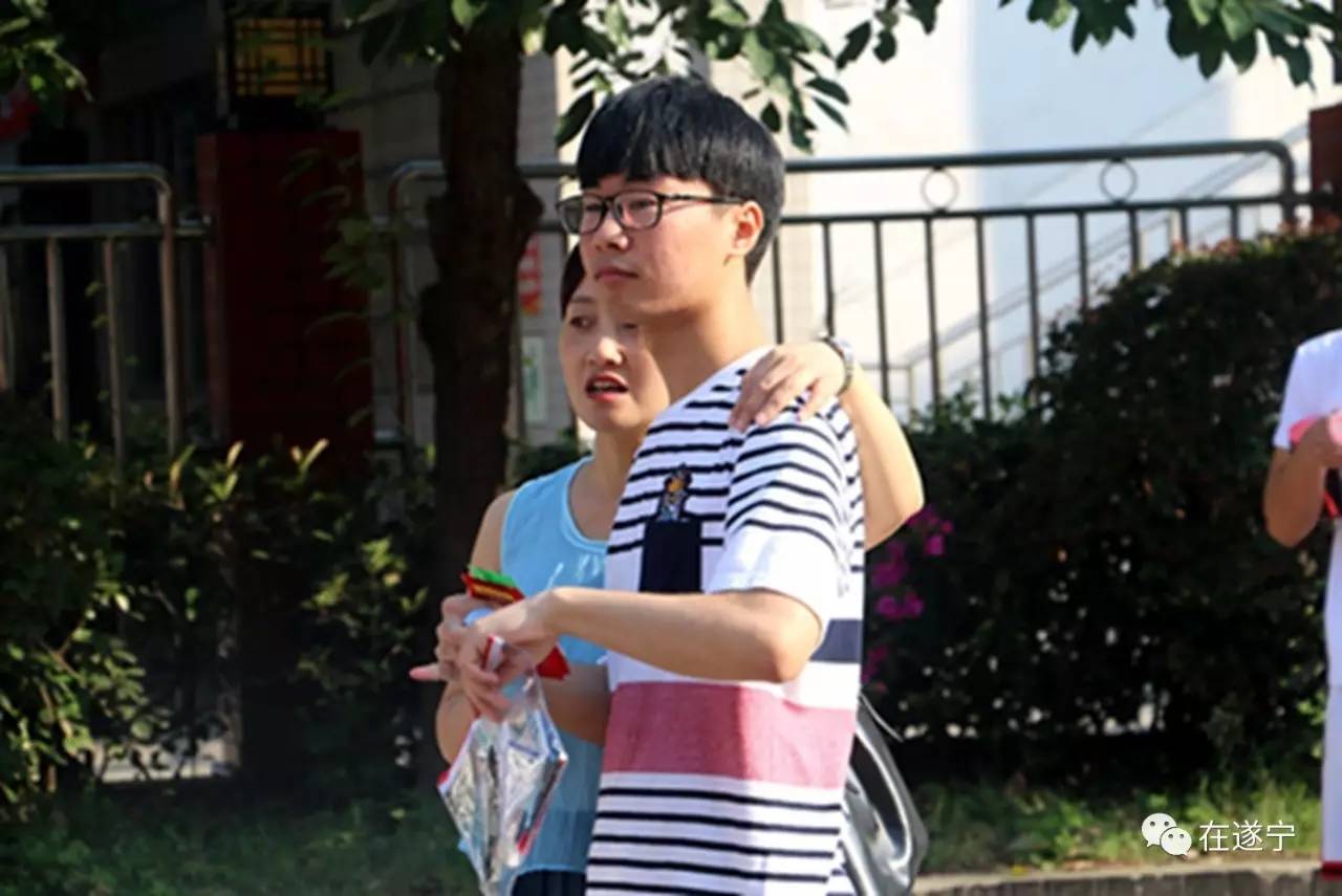 高考首日！2017遂宁高考现场有这些暖心故事！考生们，加油！