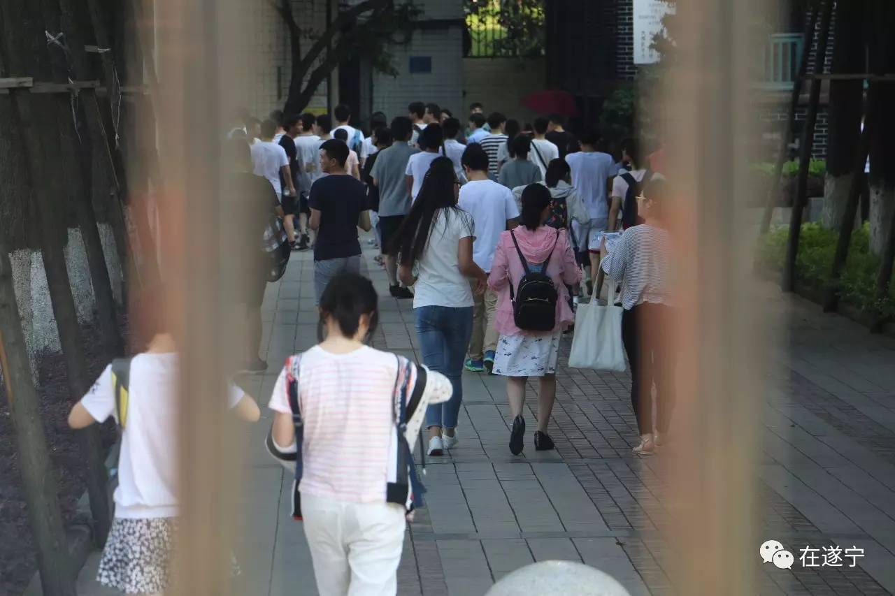 高考首日！2017遂宁高考现场有这些暖心故事！考生们，加油！