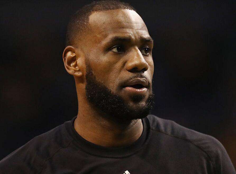 为什么nba球员没人戴护膝(为何NBA球员酷爱发带？地位象征，詹皇不戴发带颜值骤降！)