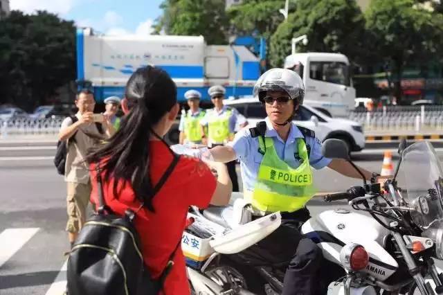 王俊凯高考粉丝疯狂陪复习，还是珠海的交警蜀黍最给力！