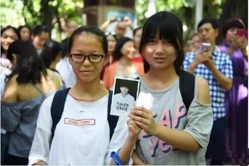 王俊凯高考粉丝疯狂陪复习，还是珠海的交警蜀黍最给力！