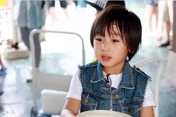 好久不见的小小志kimi有新消息啦~从妈妈陈若仪晒出的照片,我们惊讶的