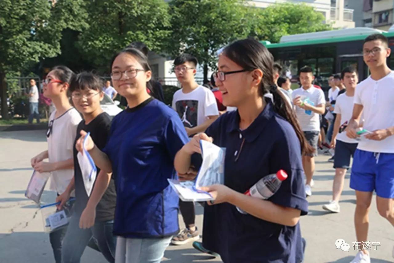 高考首日！2017遂宁高考现场有这些暖心故事！考生们，加油！