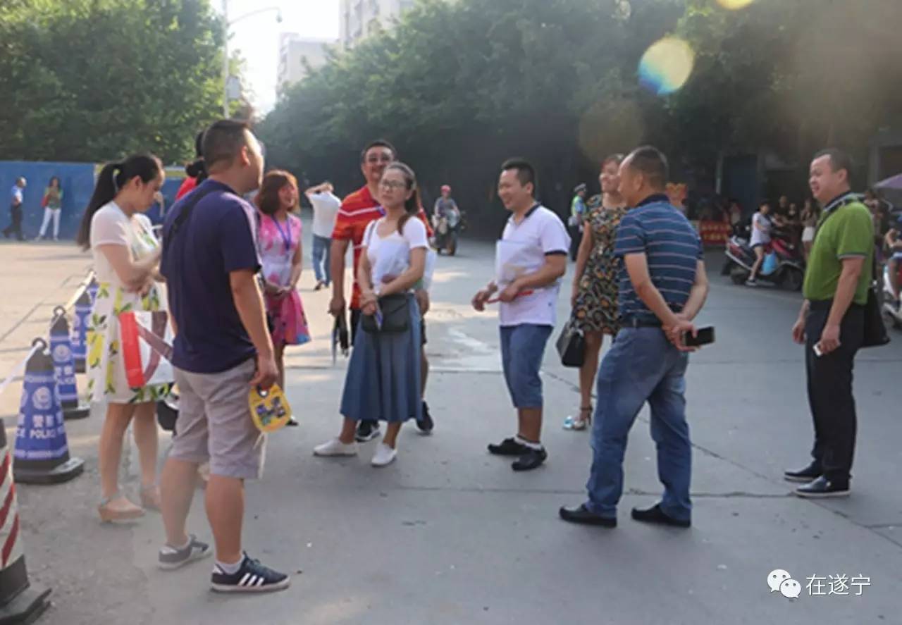 高考首日！2017遂宁高考现场有这些暖心故事！考生们，加油！