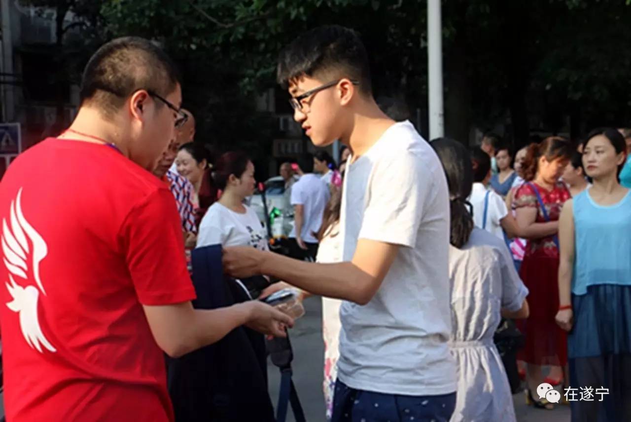 高考首日！2017遂宁高考现场有这些暖心故事！考生们，加油！