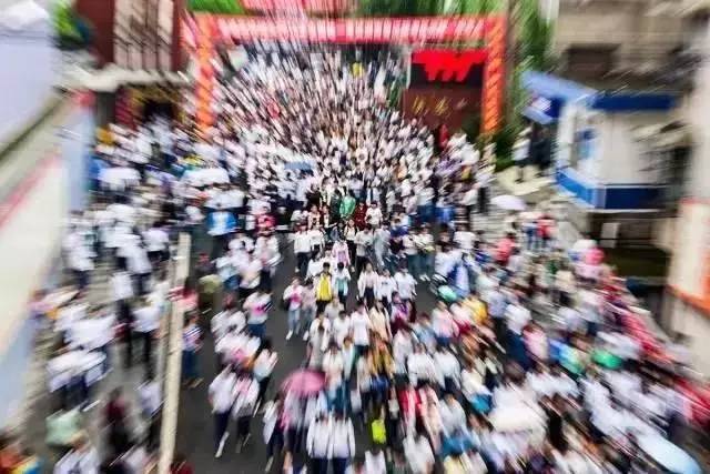 王俊凯高考粉丝疯狂陪复习，还是珠海的交警蜀黍最给力！