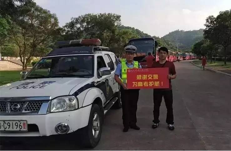 王俊凯高考粉丝疯狂陪复习，还是珠海的交警蜀黍最给力！